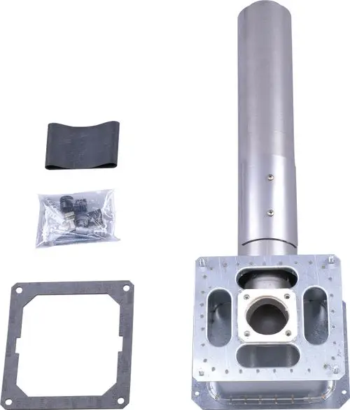 Abgaszubehör von Bosch, bestehend aus einem senkrechten Abgasrohr, einer Metallplatte, Dichtungen und Montageschrauben, arrangiert auf hellem Hintergrund.
